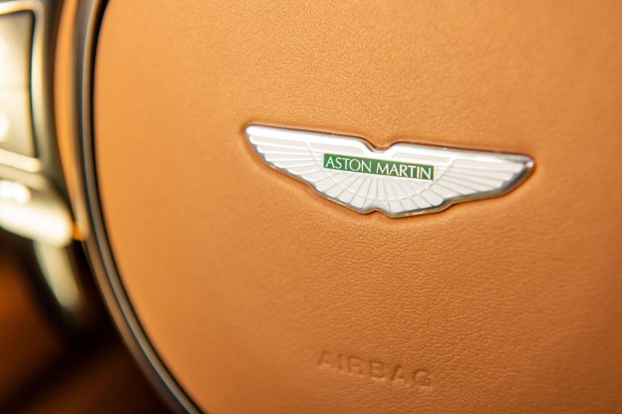 Детали интерьера Aston Martin DB11 AMR 2019 года  (NA) (фото 30 из 40)